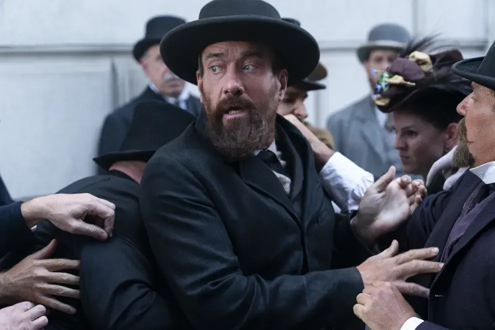 Matthew Macfadyen protagoniza la serie Muerte por un rayo, en Netflix.