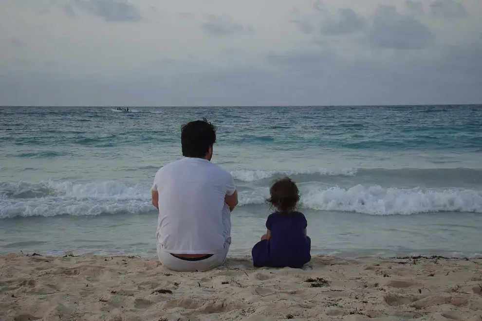 Gastón Pauls y Muna Pauls en la playa