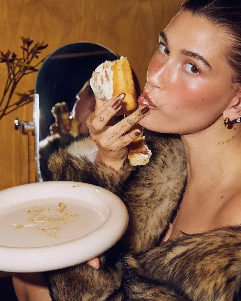 Foto de Hailey Bieber comiendo.