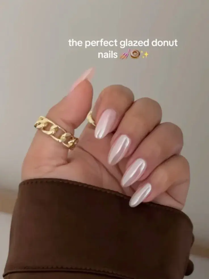 Imagen de uñas con efecto “glazed donut”