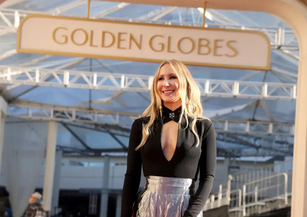 Foto de Nikki Glaser, la conductora de los Golden Globes 2025.