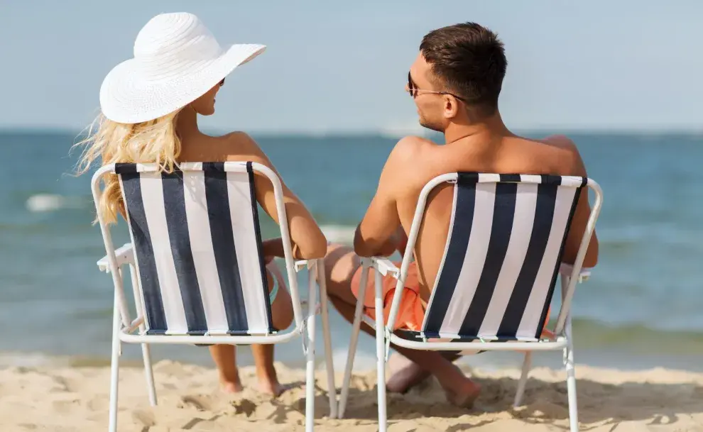 una pareja tomando sol