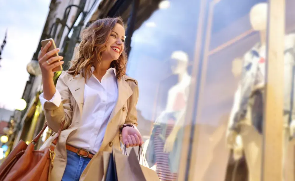 Una mujer haciendo shopping mirando una vidriera