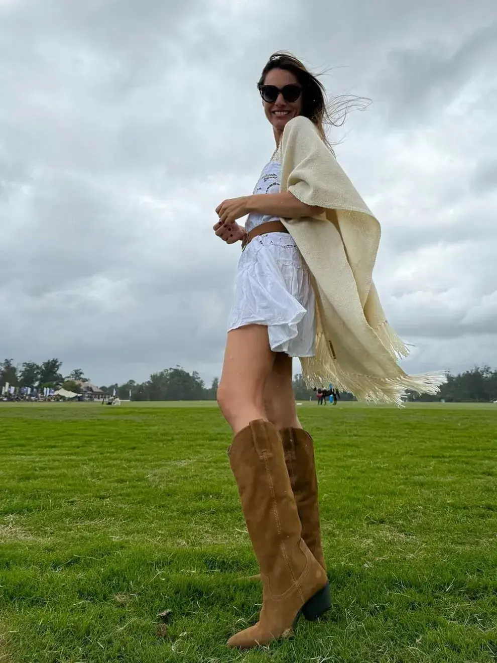 Pampita apostó por un vestido blanco con botas texanas de caña alta