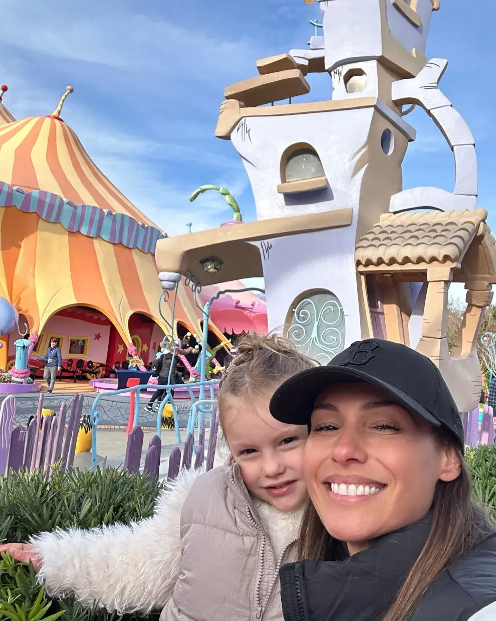 Pampita y Ana en disney. Pampita está usando una gorra en color negro