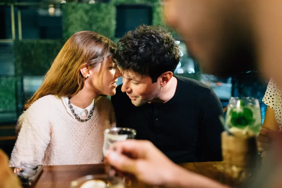 pareja en un bar