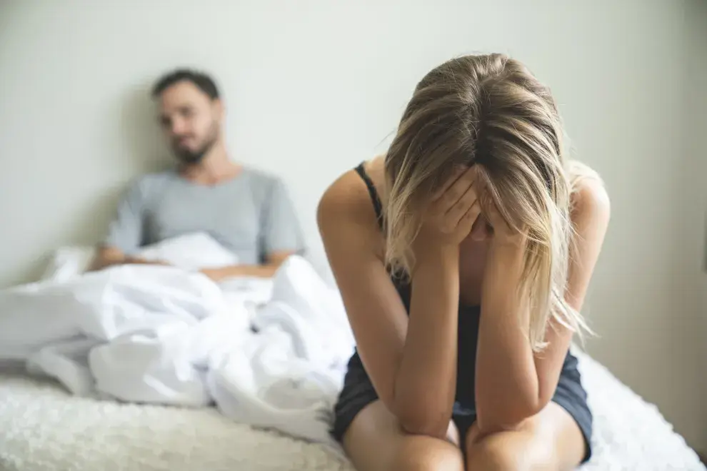 una pareja discute en la cama