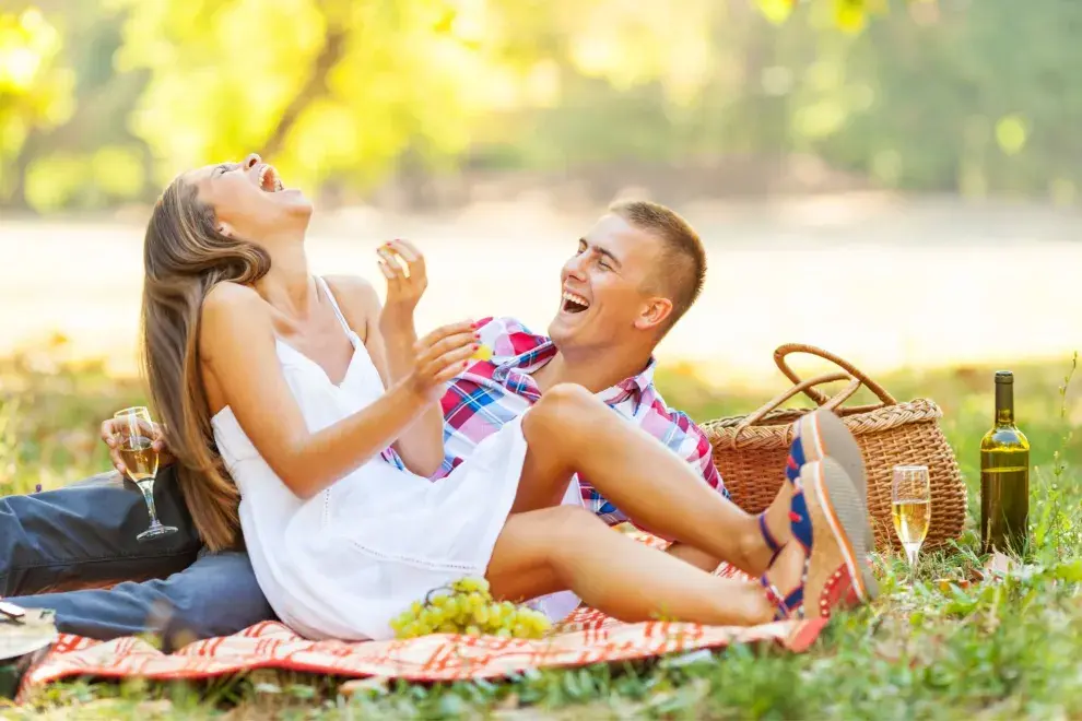 una pareja se rie en el parque