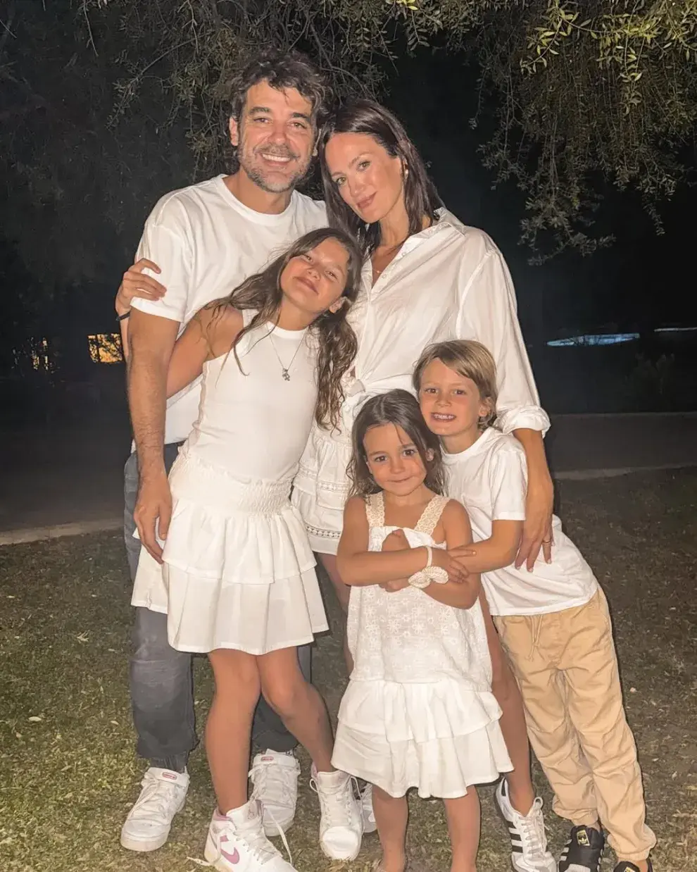 Paula Chaves recibiendo el 2025 en familia.