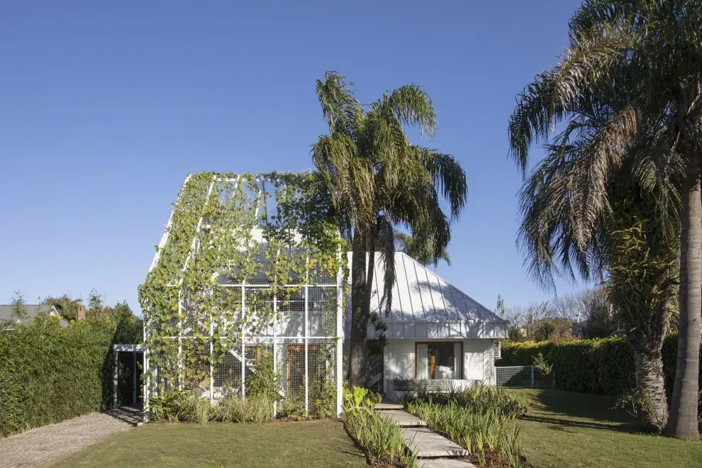  La fachada con el enrejado, el gran distintivo de la casa. 