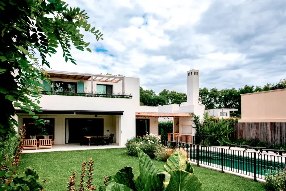 En la parrilla también se eligió salir del techado clásico con una pérgola, más cálida y alineada con el espíritu de vacaciones.