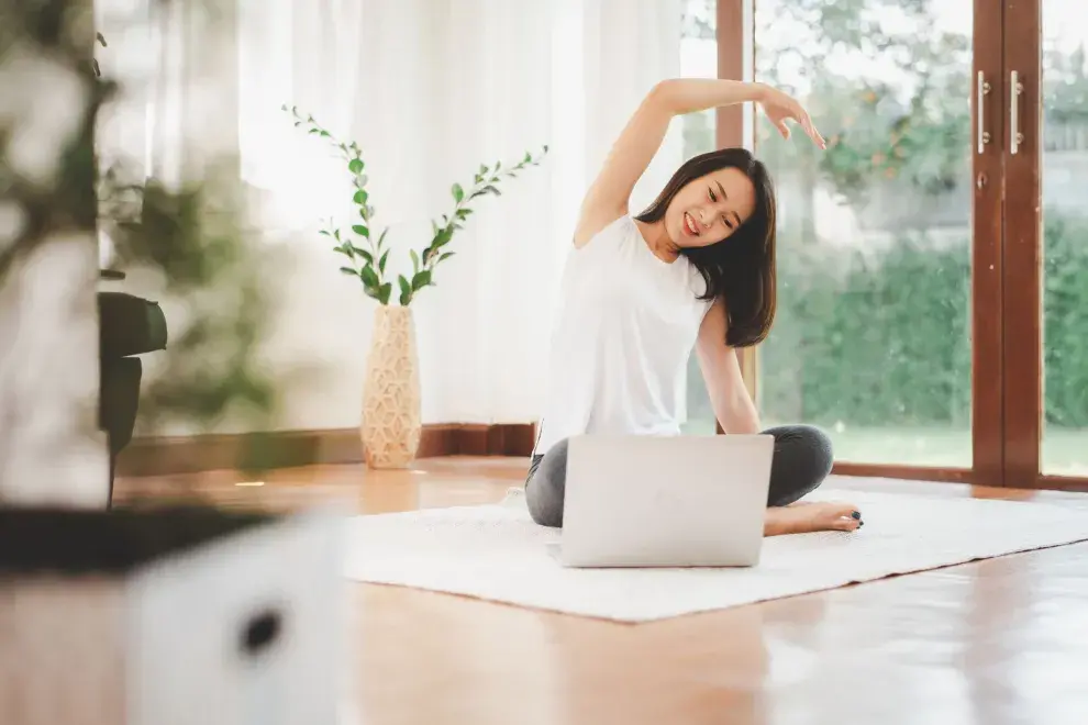 Pilates en casa: una mujer practica.