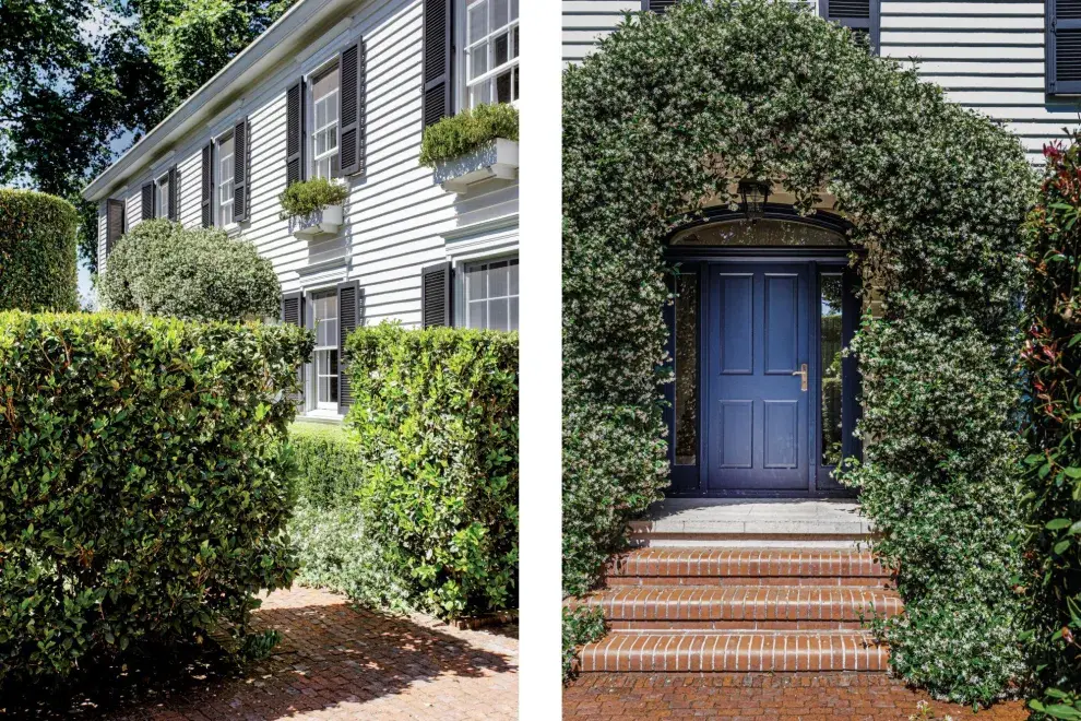 Súper londinense esta casita parece de cuento con su puerta azul que complementa el verde de la naturaleza que la rodea.