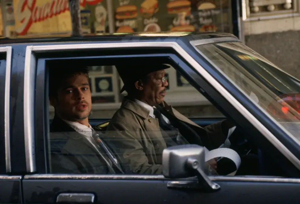 Brad Pitt y Morgan Freeman en una escena de "Seven"