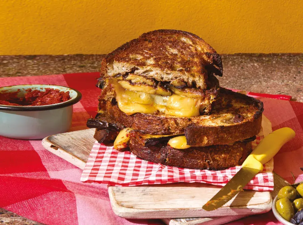 Sándwich de berenjenas en pan integral de masa madre