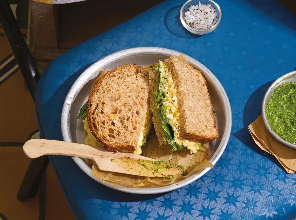 Sándwich de palta y huevo en pan de molde integral