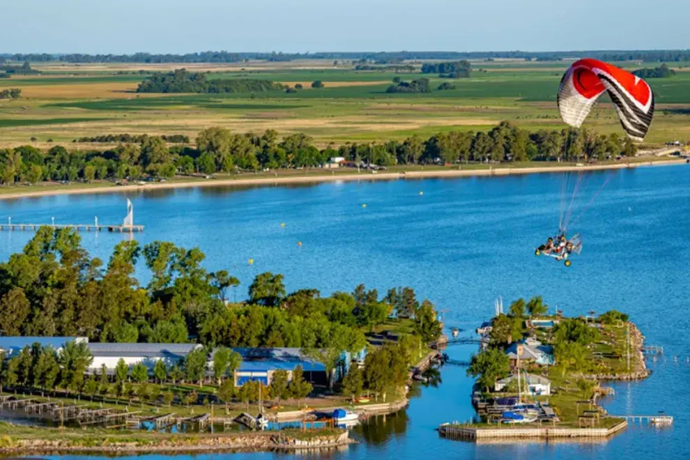 El Parque Natural Laguna de Gómez se ubica a pocos minutos del centro de Junín y a 260 km de Buenos Aires.