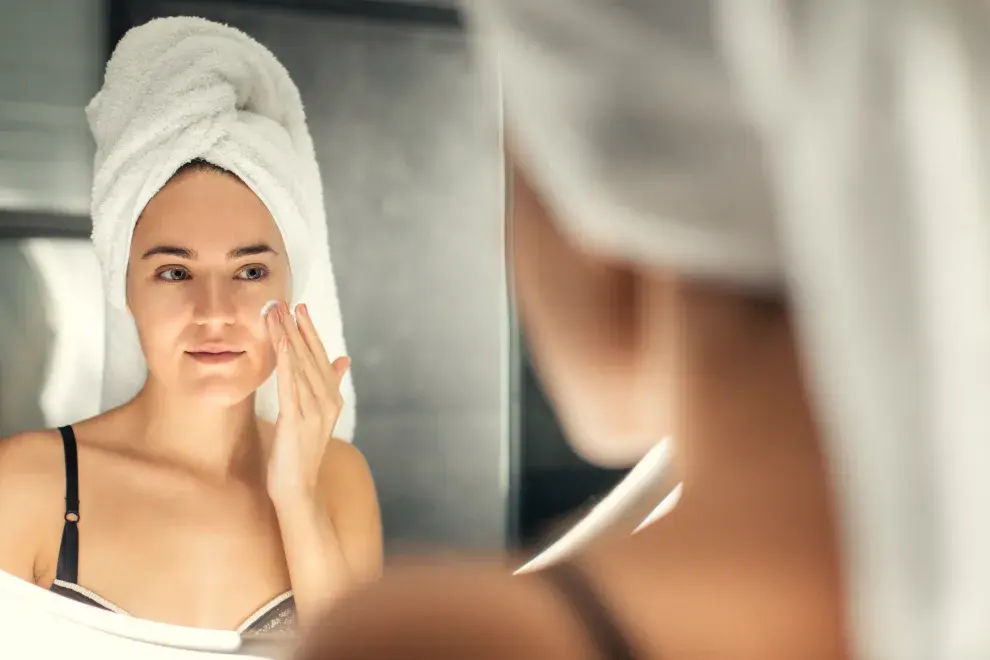 Una mujer haciéndose el skin care