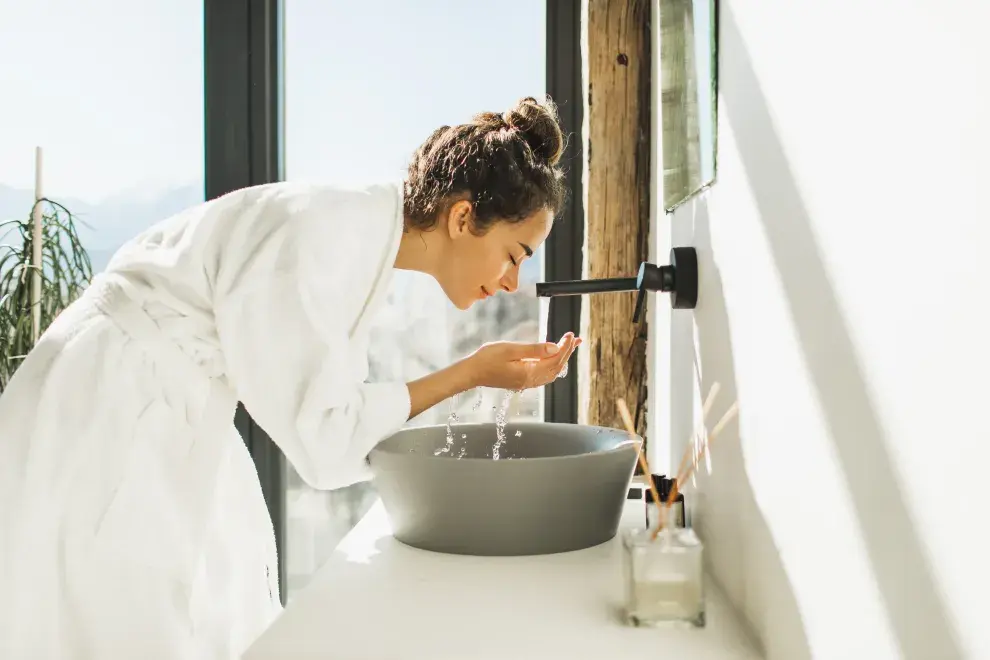 Una mujer haciendose una mascarilla facial