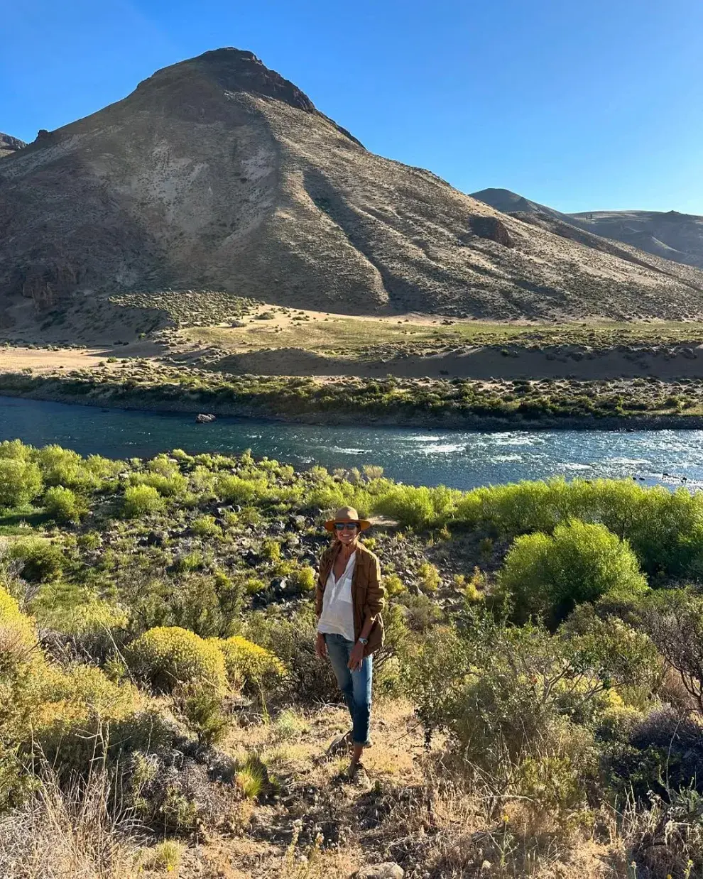 Juliana Awada con un look safari en la Patagonia