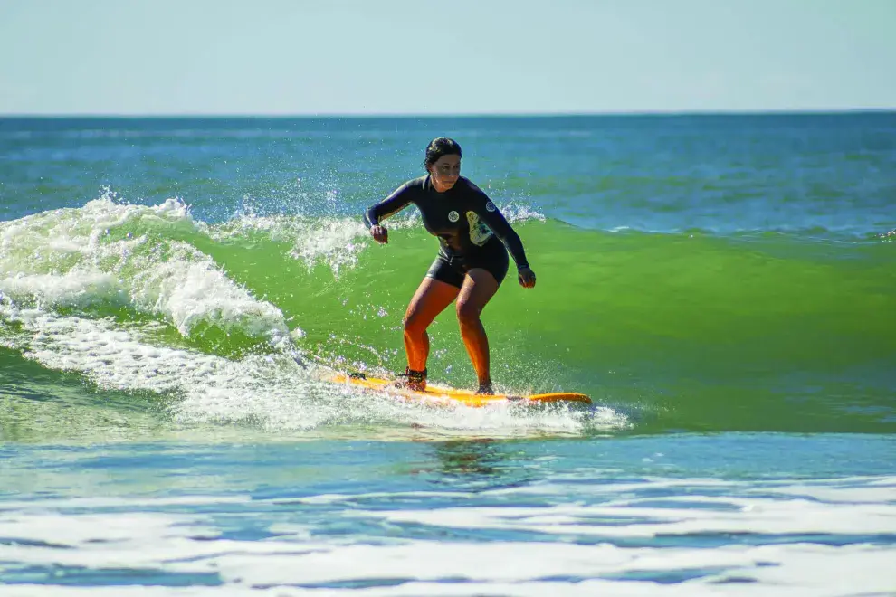 mujer surfer