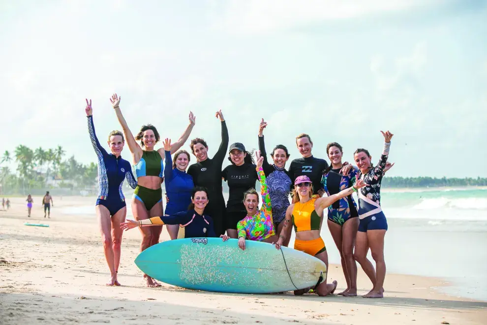 grupo de mujeres que practican surf