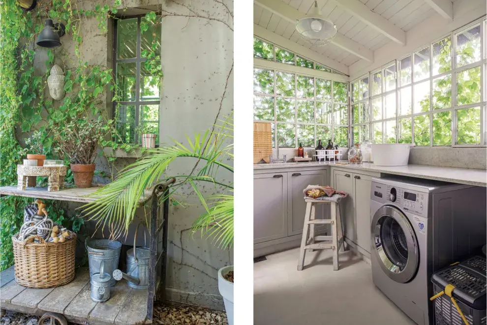 Un espacio con plantas en la galería bajo la pérgola de eucalipto. El lavadero, con techo de madera y muebles de pino pintados por los dueños de casa.