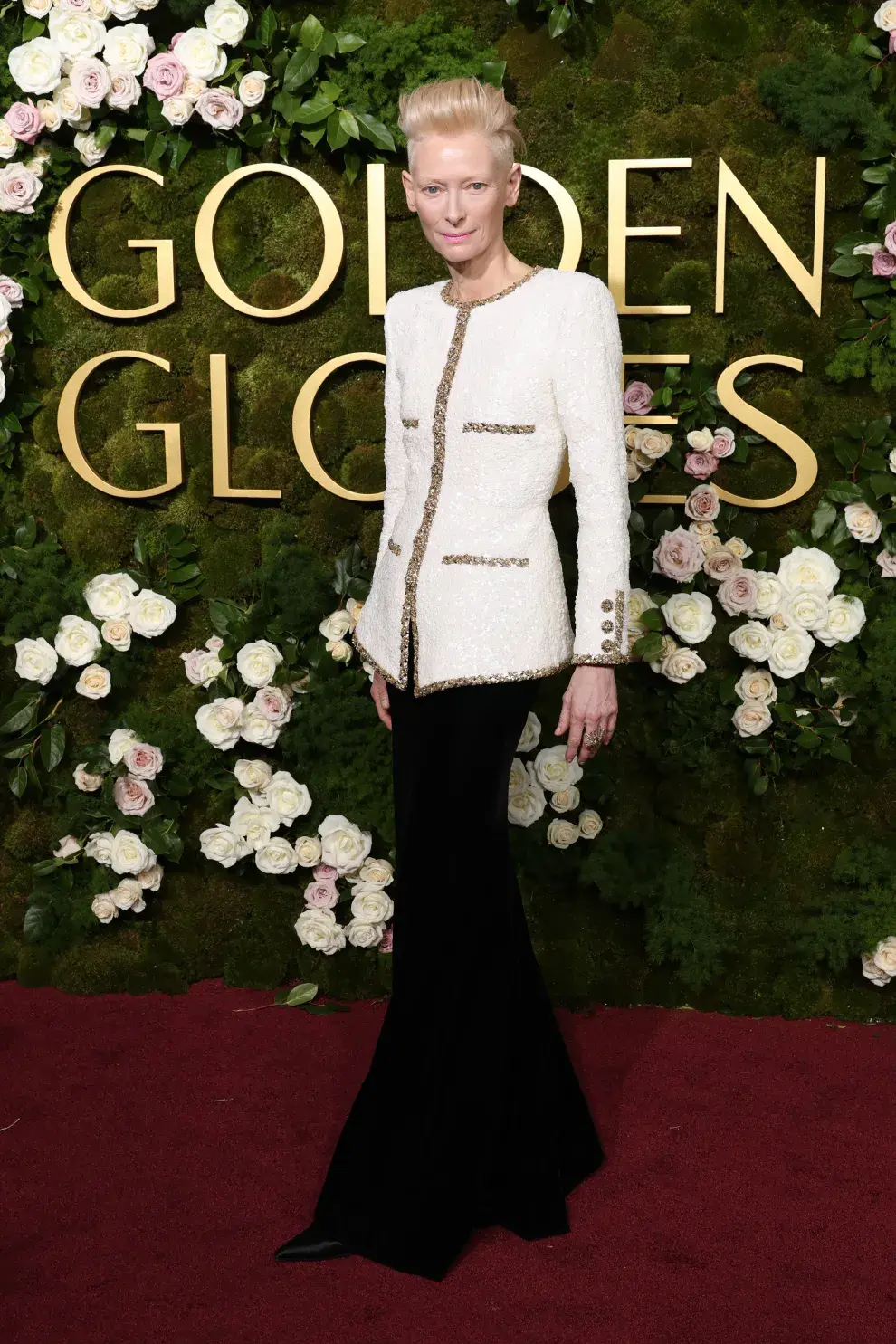 Tilda Swinton en la alfombra roja de los Golden Globes 2025.