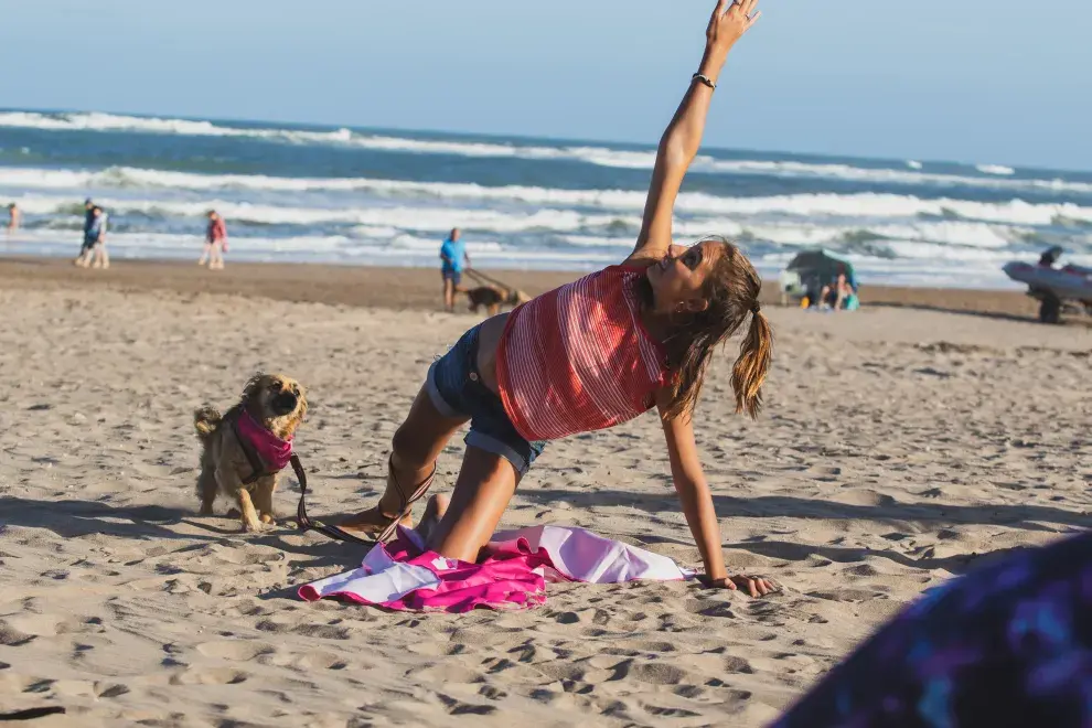 Vacaciones en la playa con mascotas: consejos para cuidarlas del calor y la "Ruta Dog friendly"