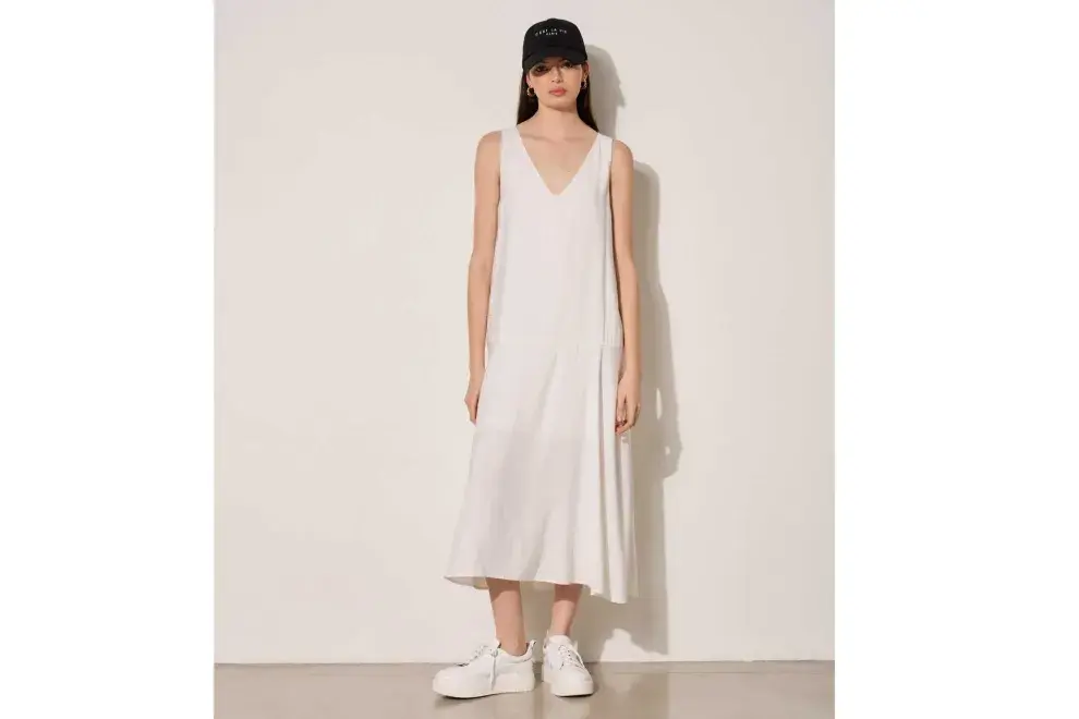 Vestido largo en color blanco (Paris by Flor Monis, $105.000)