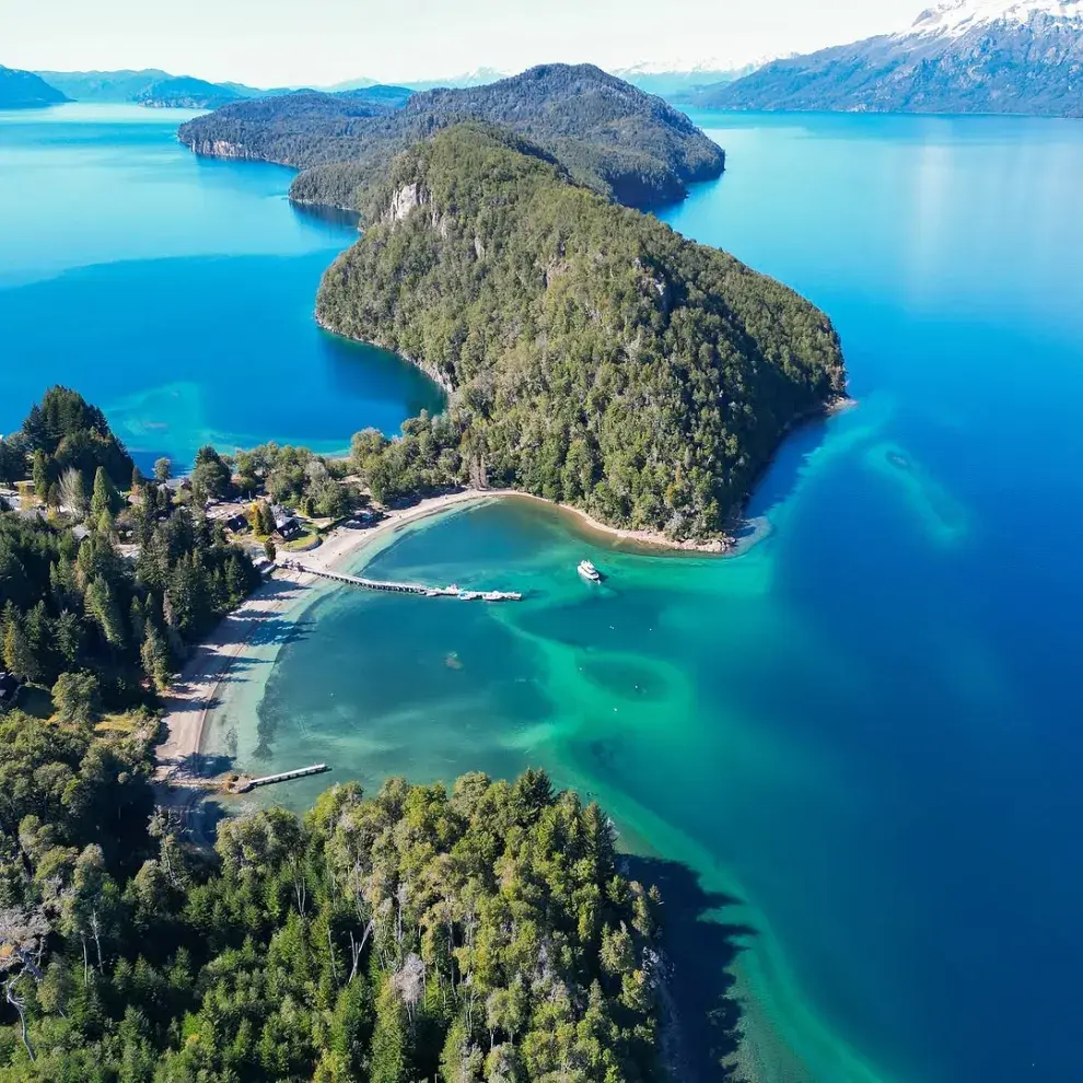 Villa La Angostura resulta el paisaje ideal para los enamorados