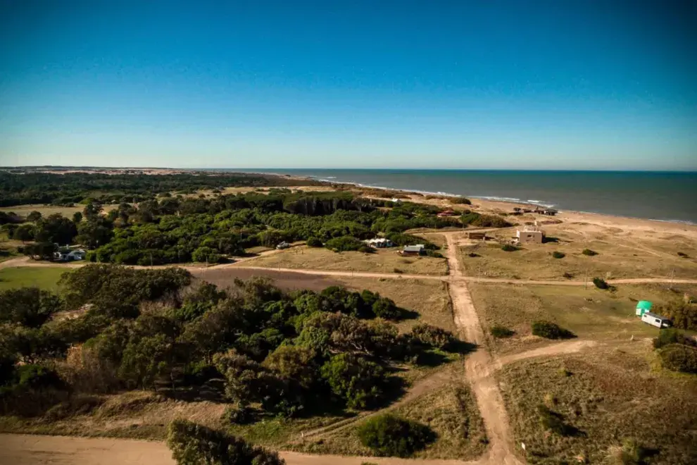 Vista aerea de la playa arenas verdes con su bosque y ruta