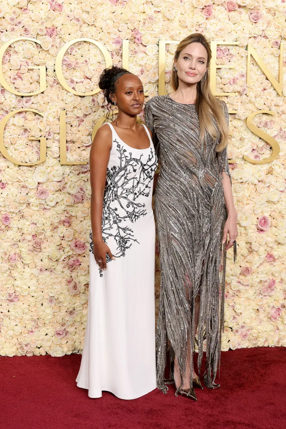 Angelina Jolie y su hija Zahara Jolie en la alfombra roja de los Golden Globes 2025.