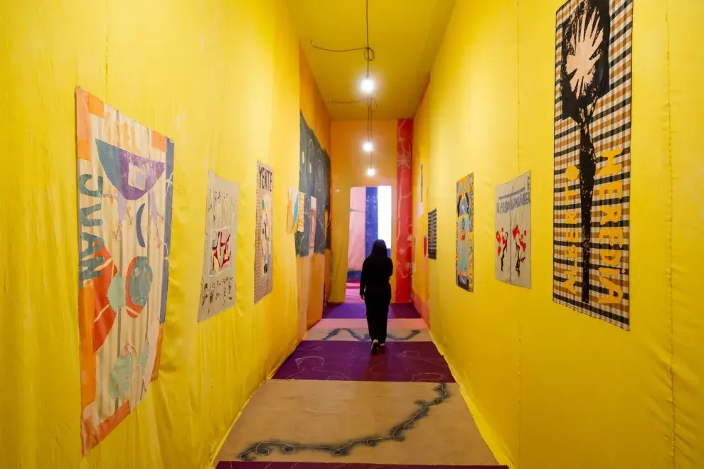 Cada vez más, las exhibiciones proponen experiencia. Tal el caso de Ofrenda, de Celina Eceiza.