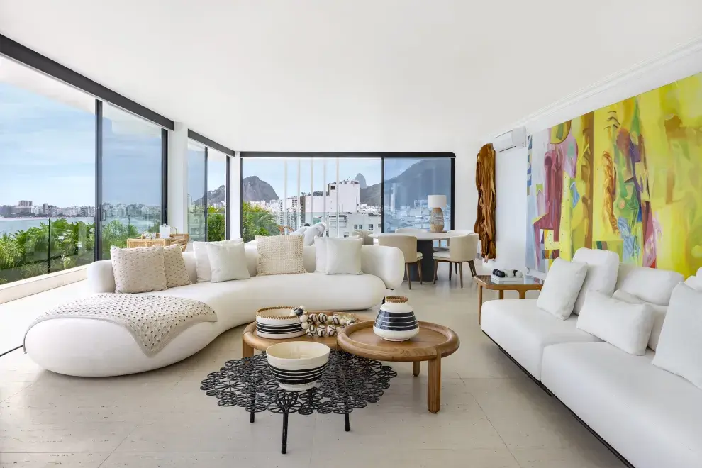 Living de un penthouse con vista a Copacabana.