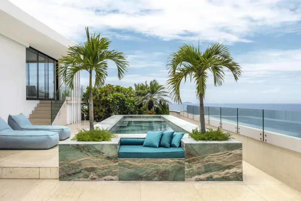 Terraza con pileta y vista al mar.