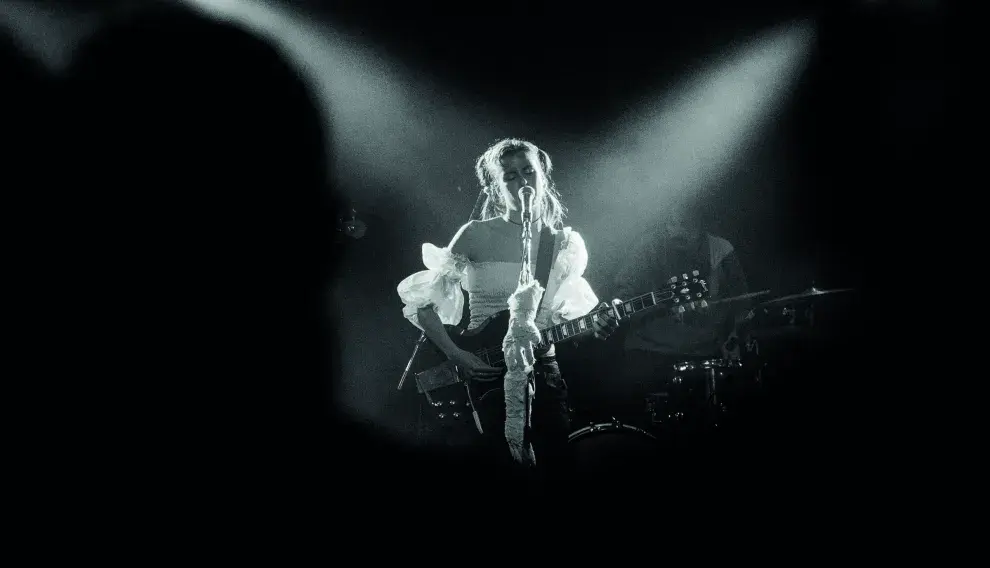 Una chica cantando en un escenario