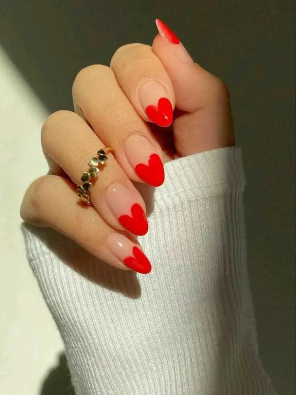 Un nail art con forma de corazones. Lindo y simple de hacer en casa