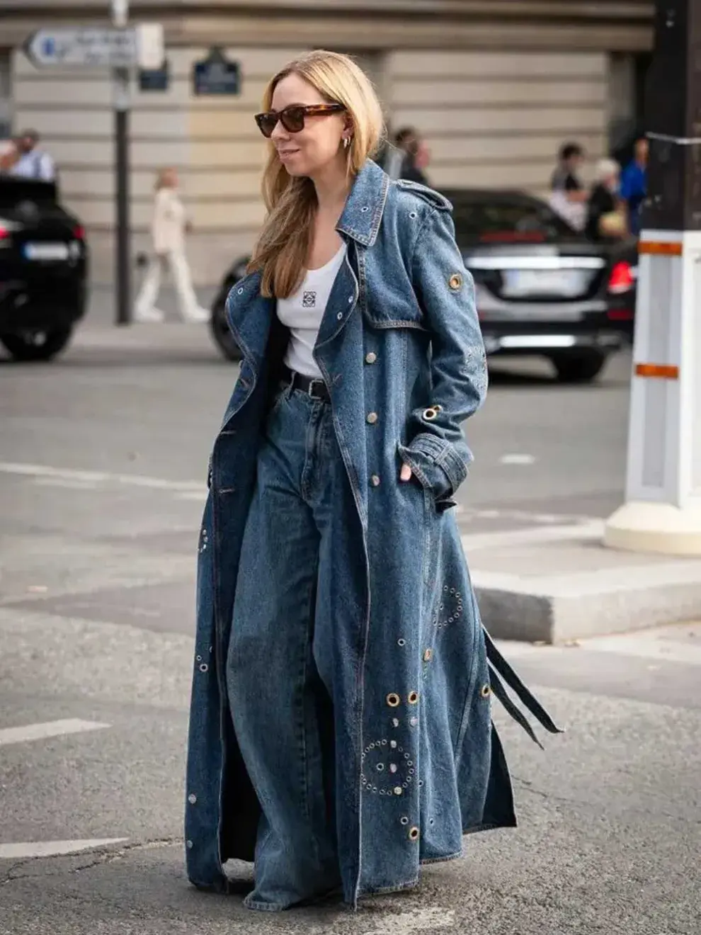 El street style también impone distintos tipos de gabardinas de denim. Dentro de los distintos diseños están las versiones más oversize y las más entalladas