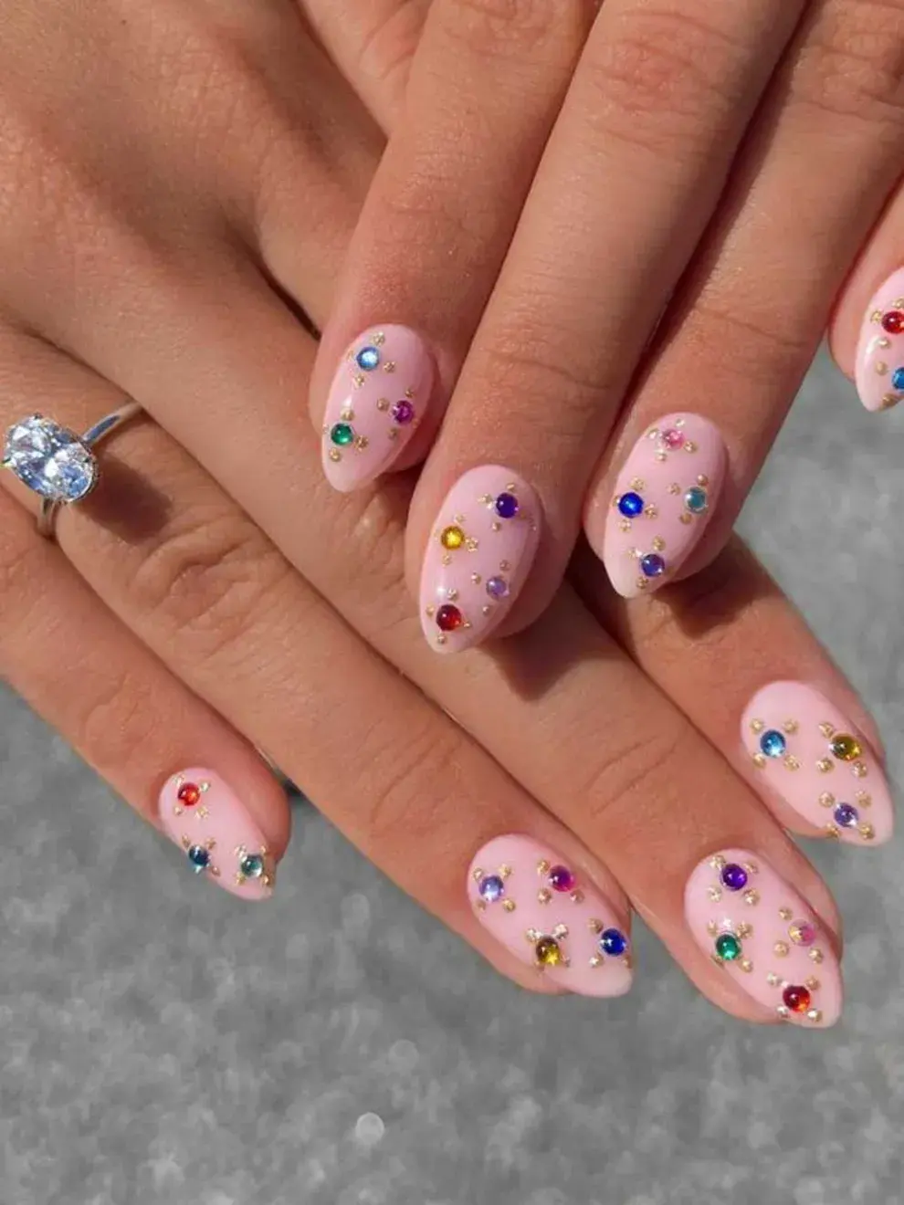 Las cósmis nails serán la última moda en nail art