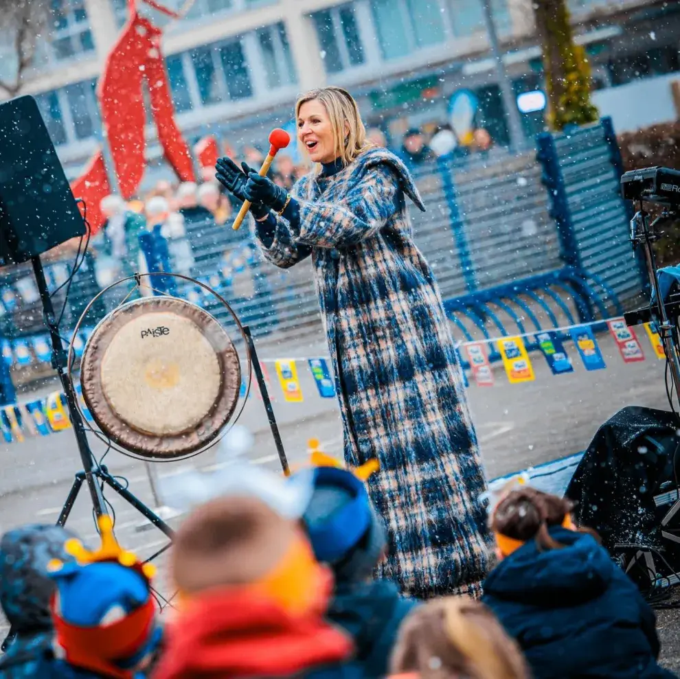 Maxima bajo la nieve en su visita a la escuela 