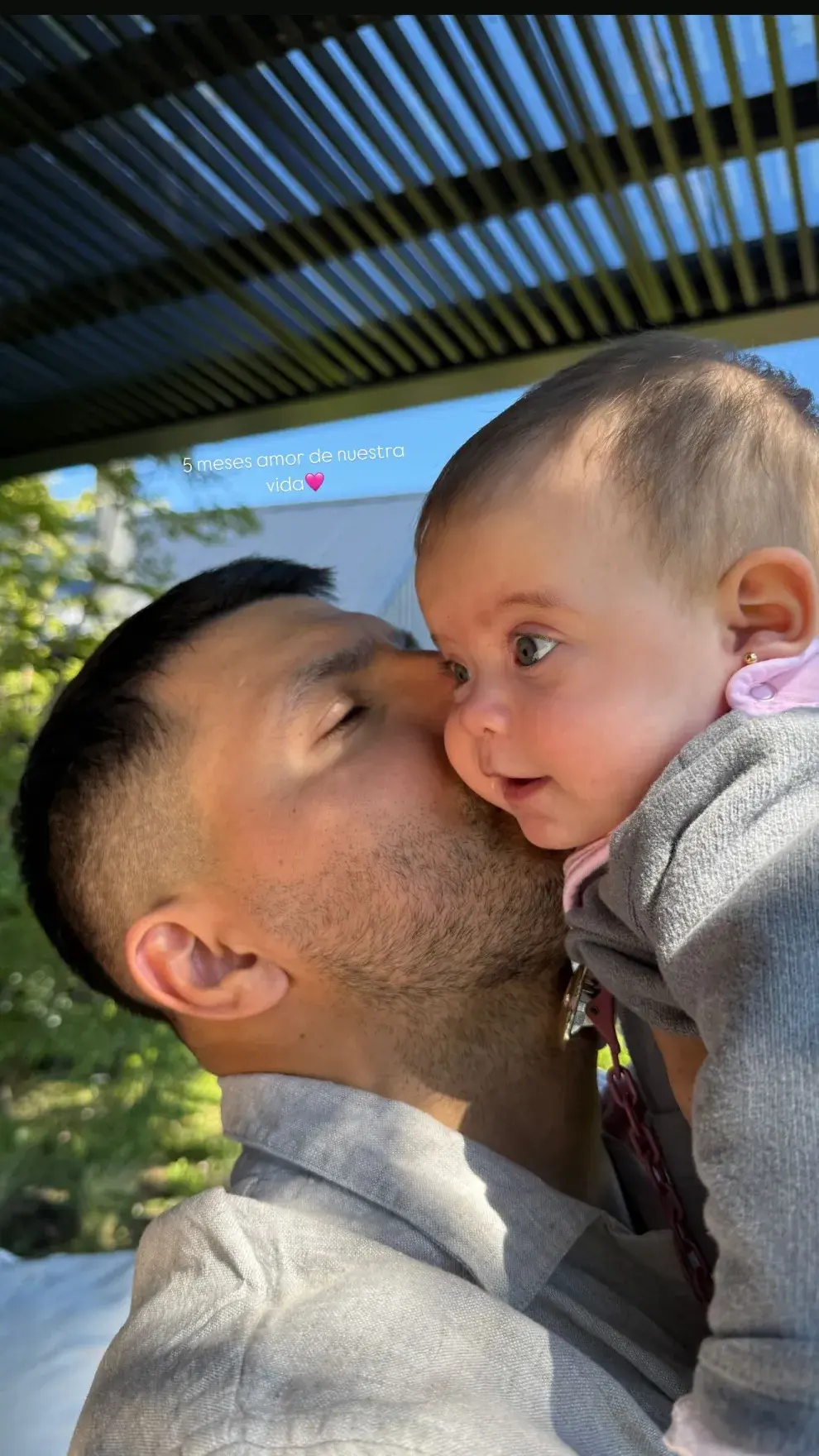 Foto de Kun Agüero y Olivia en la casa de Juliana Awada.