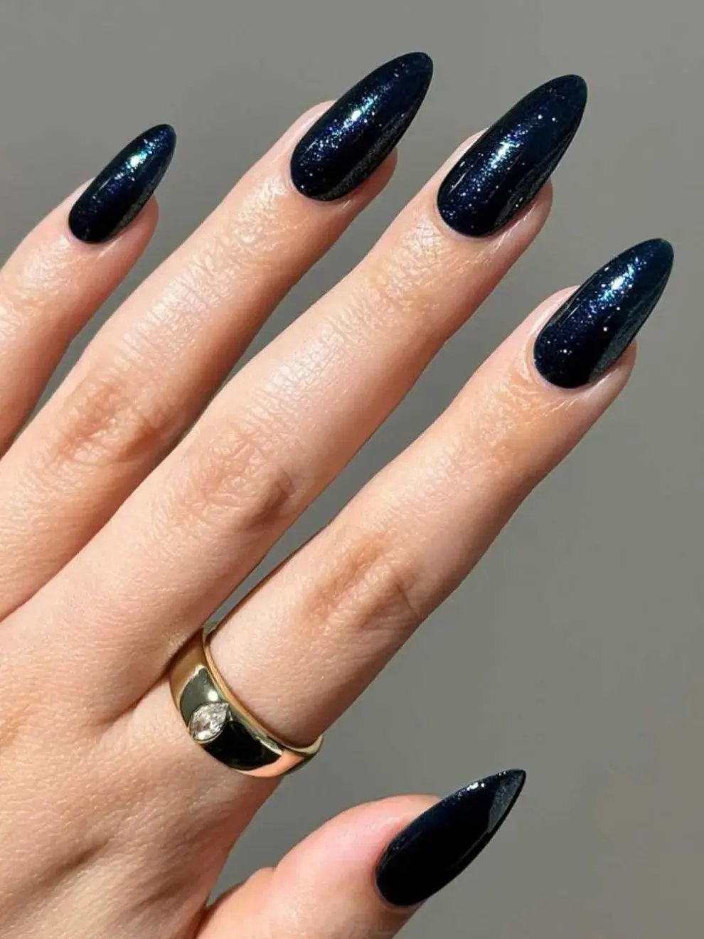 Si querés subir un escalón tu dark nail podés sumar algo de glitter para un estilo más glamoroso