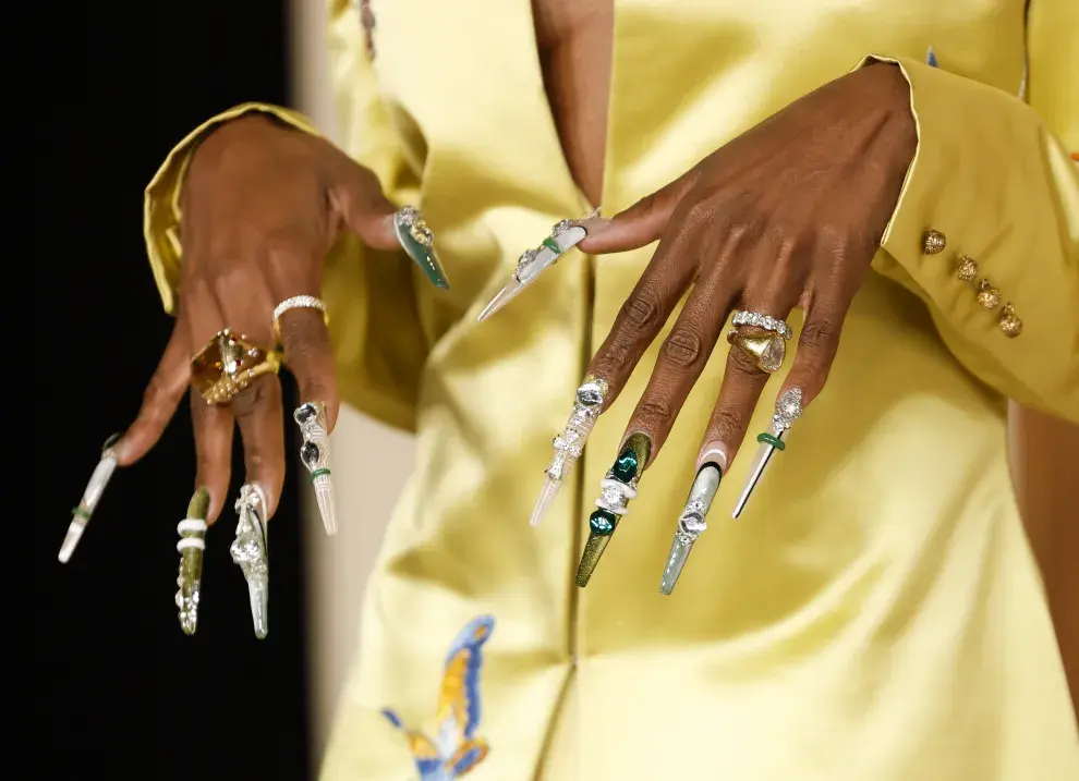 Detalle del nail art de Cynthia Erivo en la cena de nominados al Oscar 2025.