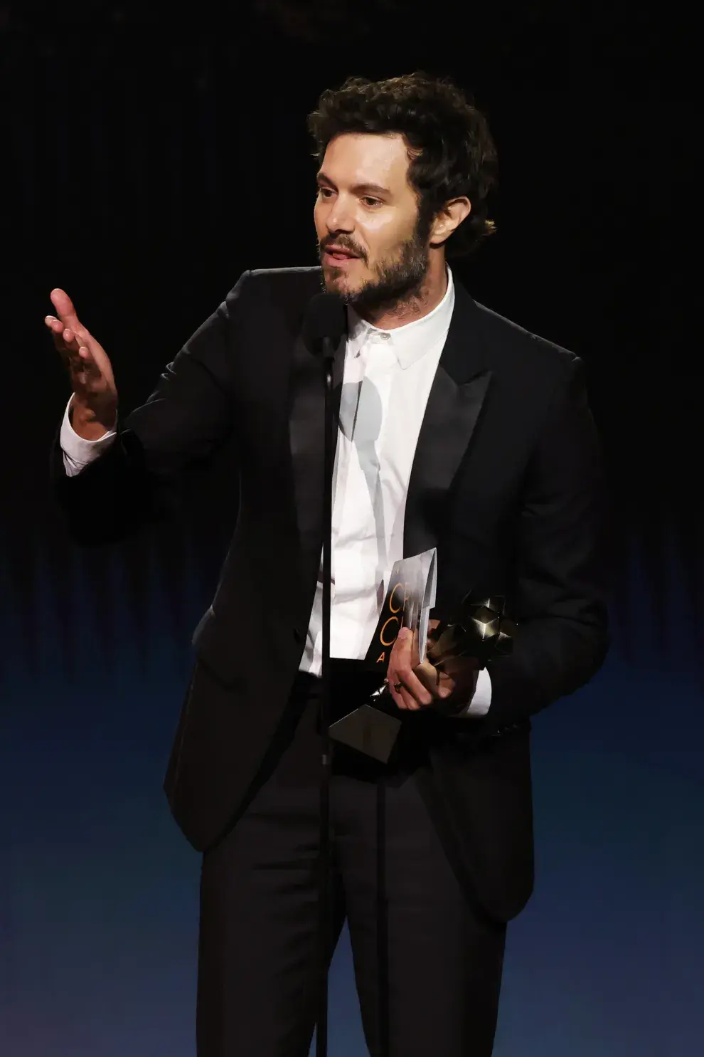 Adam Brody recibiendo su premio por Nadie quiere esto en los Critics Choice Awards 2025.