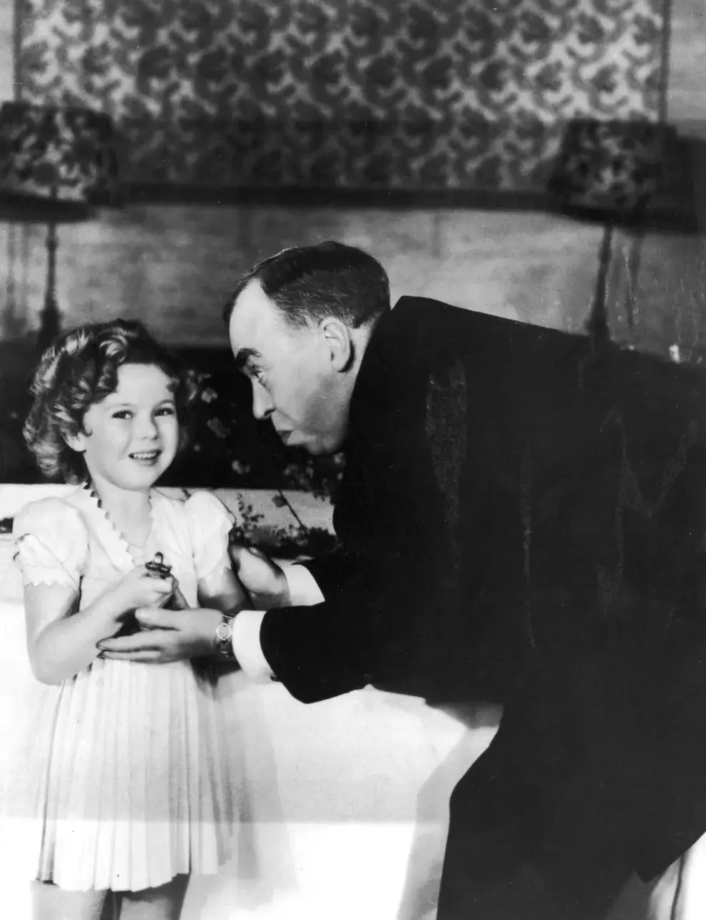 Shirley Temple recibiendo su Oscar.