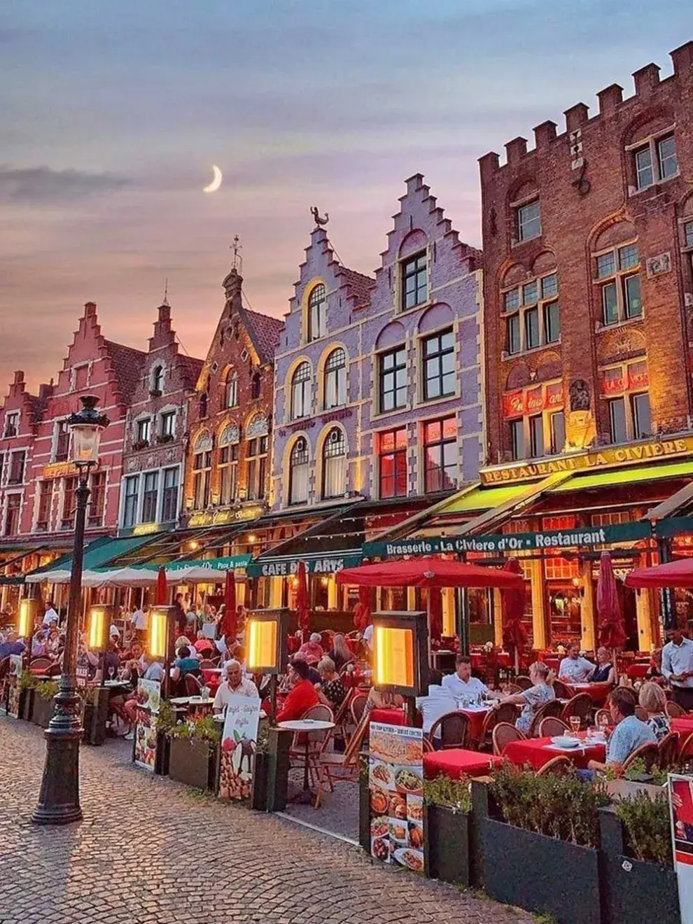 Brujas, la capital de Flandes Occidental en el noroeste de Bélgica, se distingue por sus canales, las calles con adoquines y los edificios medievales.