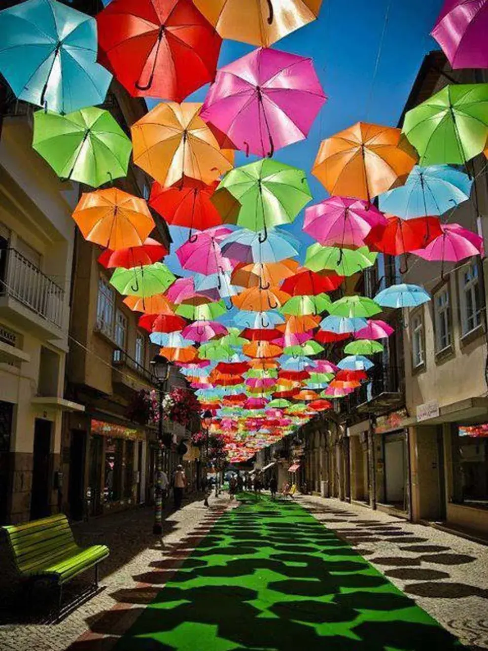 Las calles de Águeda, Portugal, se decoran con paraguas coloridos durante el festival AgitÁgueda, que se celebra en verano