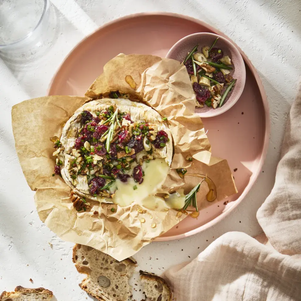 Camembert asado con arándanos