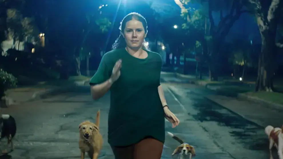 Amy Adams corre con perros